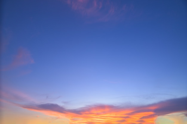 Céu do pôr do sol e nuvens ao anoitecer