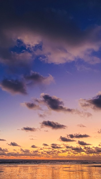 Foto céu do pôr do sol em dois tons