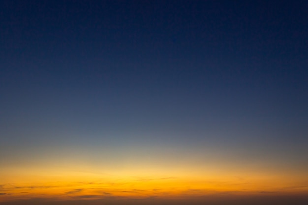 Céu do pôr do sol em uma noite de verão