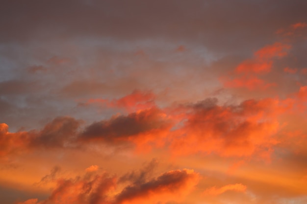 Foto céu do pôr do sol. luz laranja nas nuvens. foto de alta qualidade