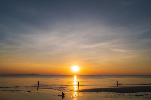 Céu do pôr do sol na praia para o fundo