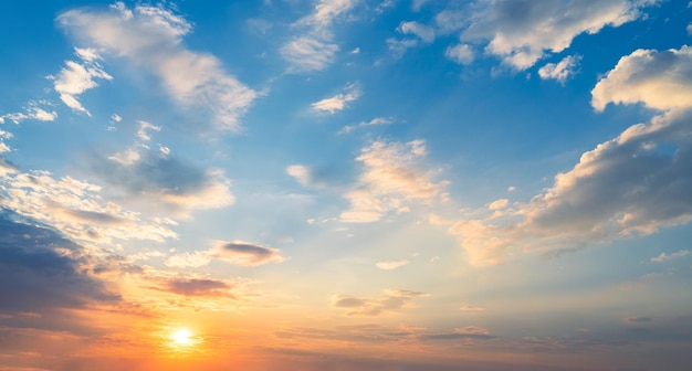 Foto céu do pôr do sol para fundo ou céu do nascer do sol e nuvens pela manhã