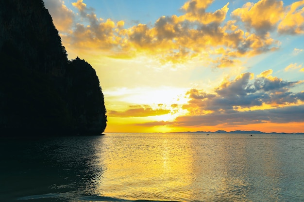 Céu do pôr do sol para o fundo da natureza com espaço de cópia