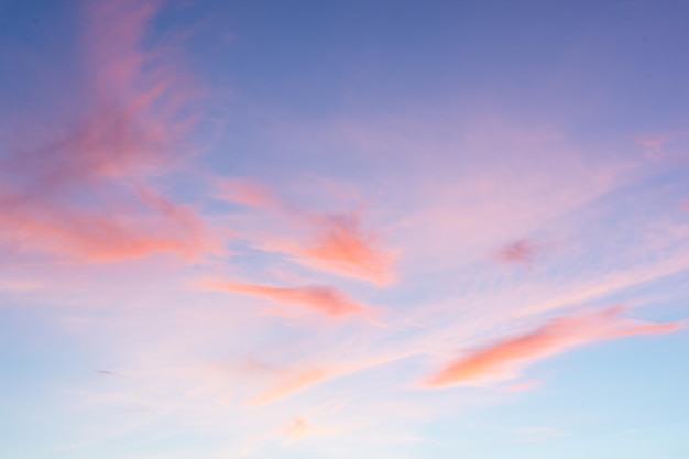 Céu do sol com nuvens coloridas