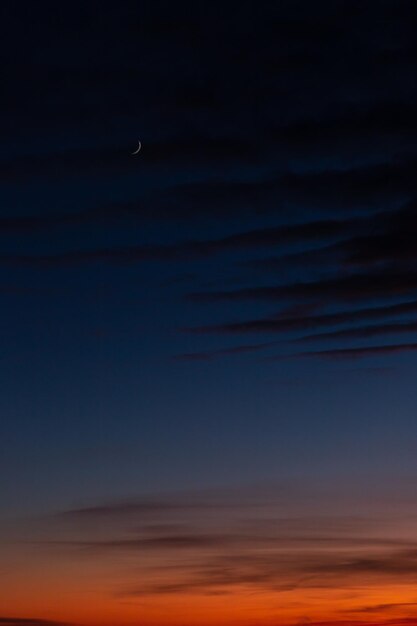 Céu do sol com nuvens rosa e cinza