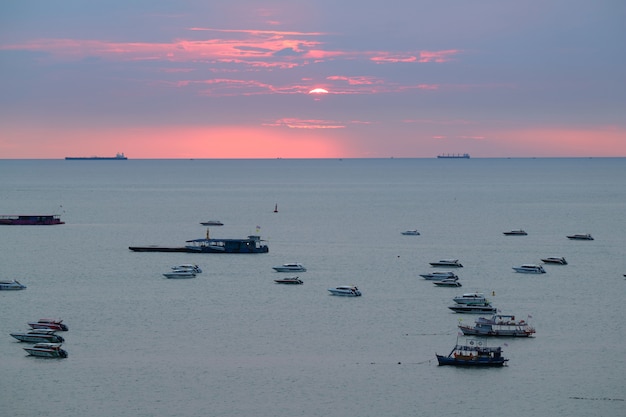 Céu do sol deslumbrante sobre o Golfo da Tailândia, cidade de Pattaya, Tailândia