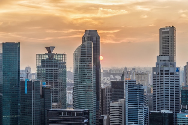 Céu do sol dramático e nuvens sobre Singapura