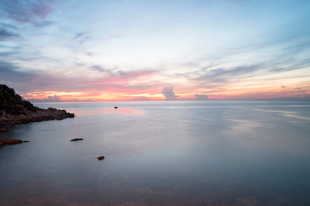 Céu do sol dramático panorâmica e mar tropical