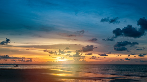 Céu do sol e mar com nuvens. fundo de verão.