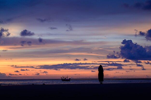 Céu do sol e mar com nuvens