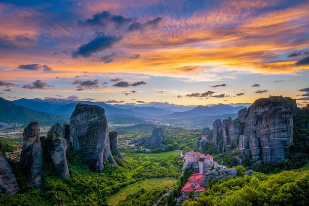 Céu do sol e mosteiros de meteora