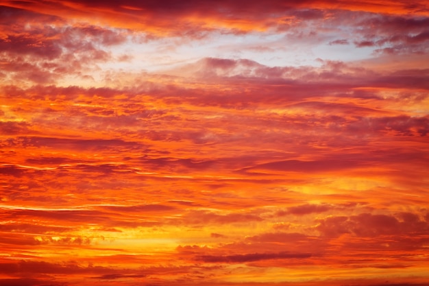 Céu do sol laranja ardente. Ilumine após o pôr do sol