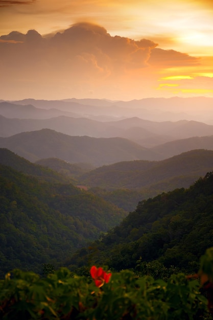 Céu do sol majestoso sobre a paisagem de montanhas azuis