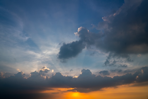 Céu do sol no verão