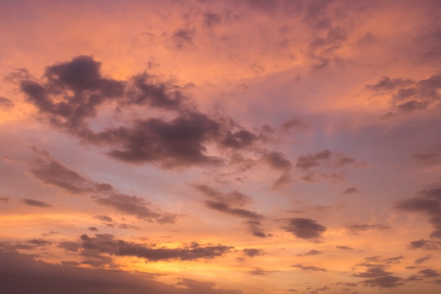 Céu do sol roxo com nuvens