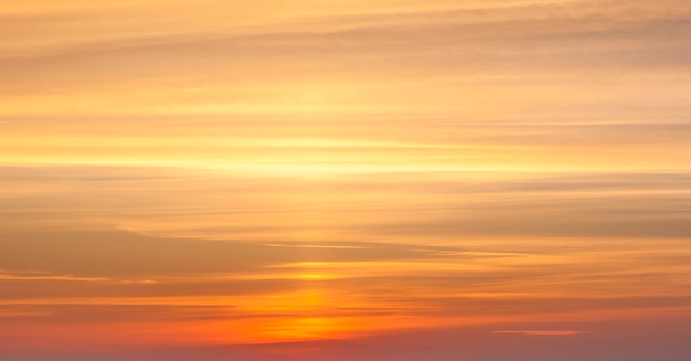 Céu dramático amarelo e laranja do sol