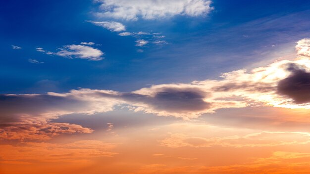 Céu dramático ao pôr do sol com nuvens