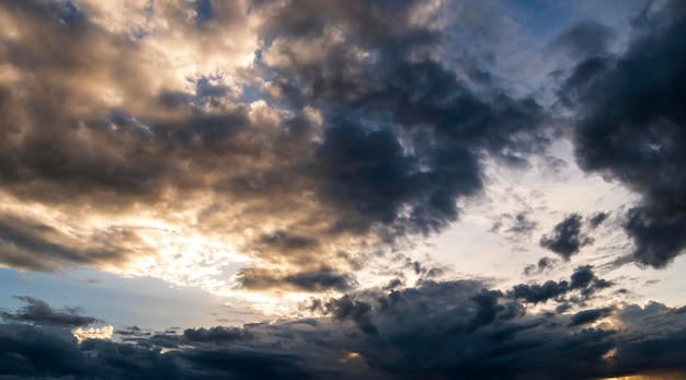 Céu dramático colorido com nuvem ao pôr do sol lindo céu com fundo de nuvens