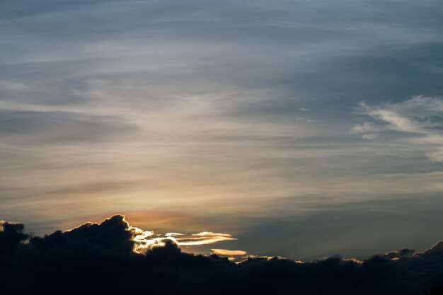 céu dramático colorido com nuvem ao pôr do sol