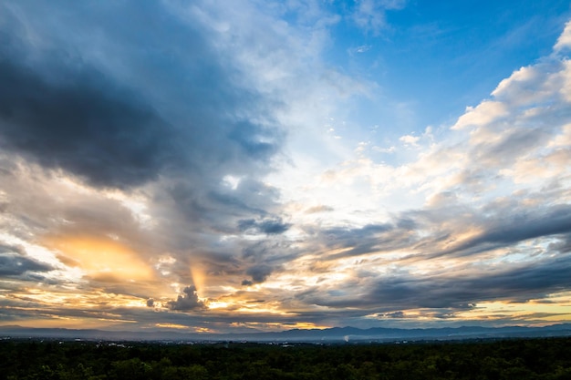 Céu dramático colorido com nuvem ao pôr do sol