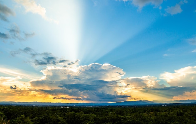 céu dramático colorido com nuvem ao pôr do sol