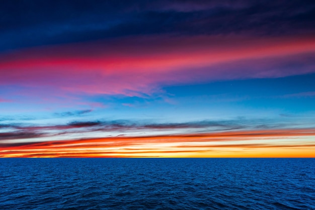 céu dramático colorido com nuvem ao pôr do sol