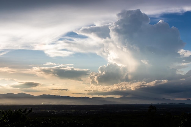 céu dramático colorido com nuvem ao pôr do sol