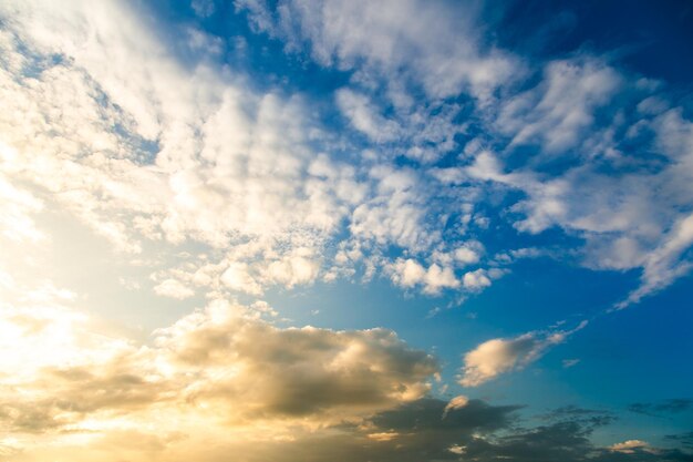 céu dramático colorido com nuvem ao pôr do sol