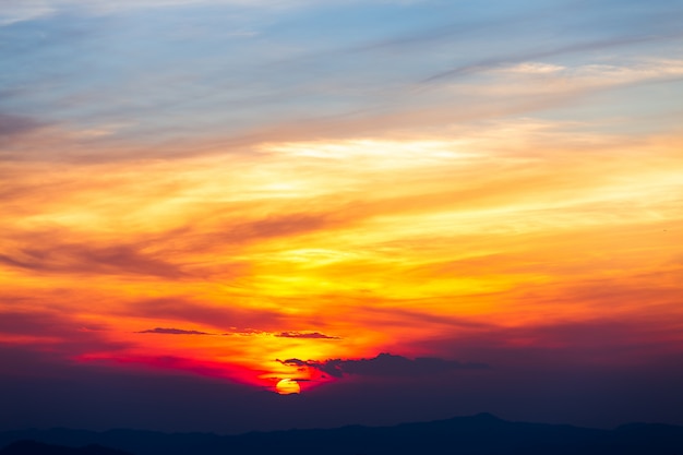 Céu dramático colorido com nuvem ao pôr do sol