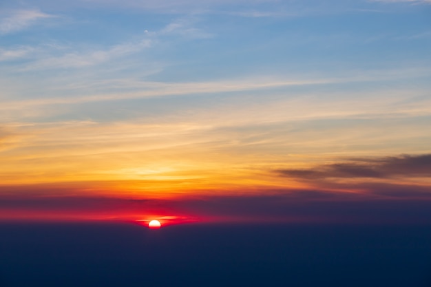 Céu dramático colorido com nuvem ao pôr do sol