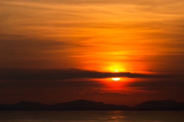 céu dramático colorido com nuvem ao pôr do sol.