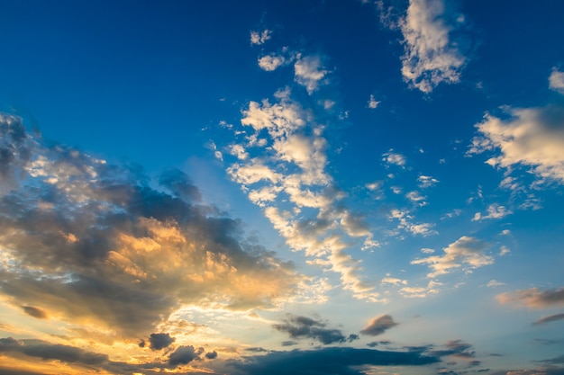 Céu dramático colorido com nuvem ao pôr do sol