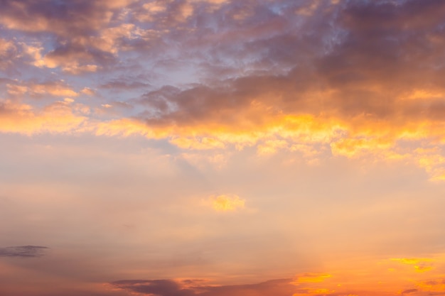 Céu dramático colorido com nuvem ao pôr do sol