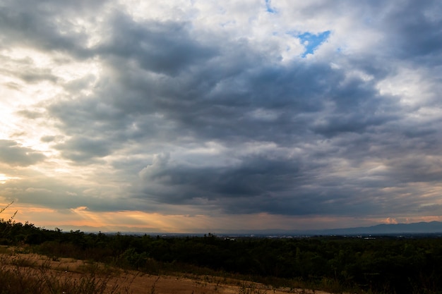 Céu dramático colorido com nuvem ao pôr do sol