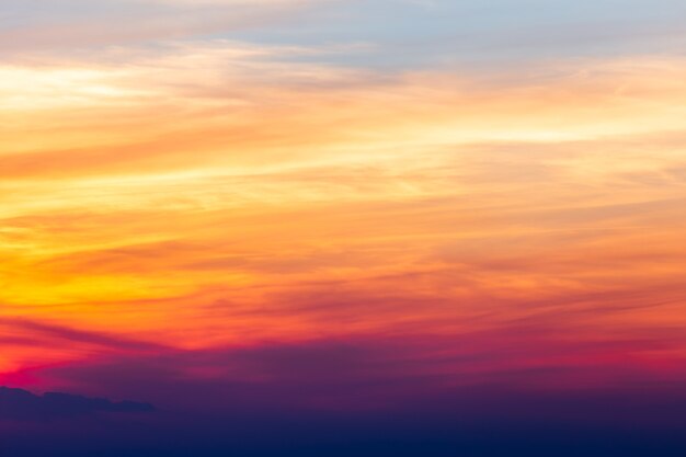 Céu dramático colorido com nuvem ao pôr do sol