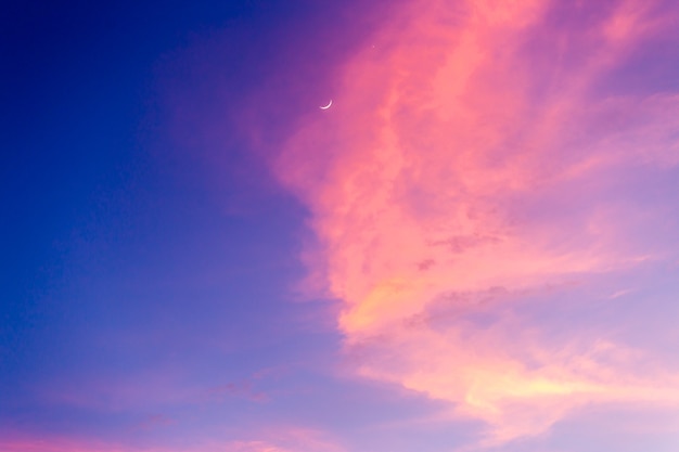 céu dramático colorido com nuvem ao pôr do sol.