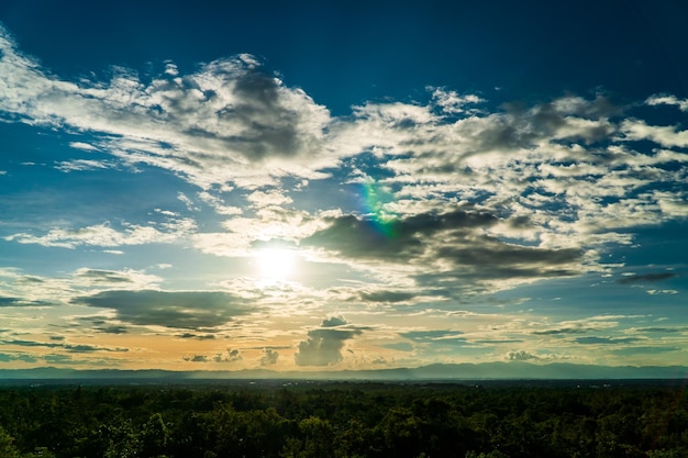 Céu dramático colorido com nuvem ao pôr do sol