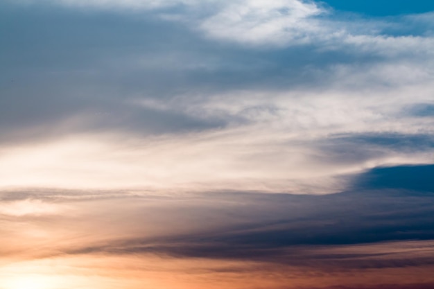 Céu dramático colorido com nuvem ao pôr do sol