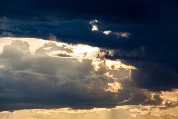 céu dramático colorido com nuvem ao pôr do sol