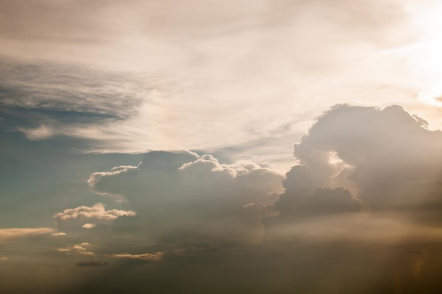 Céu dramático colorido com nuvem ao pôr do sol