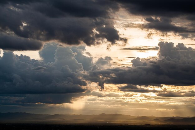 céu dramático colorido com nuvem ao pôr do sol