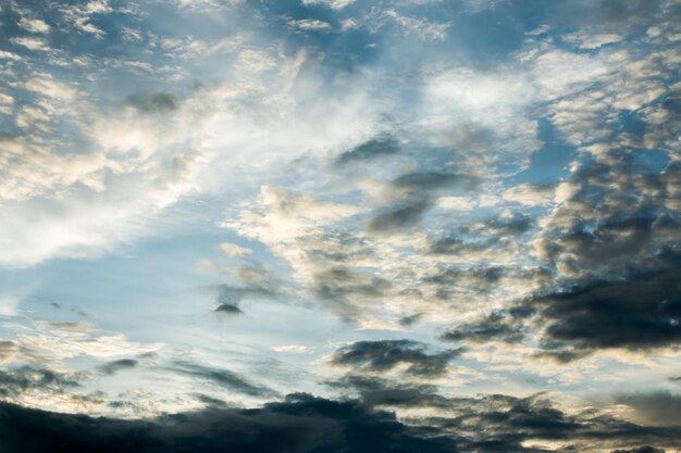 céu dramático colorido com nuvem ao pôr do sol