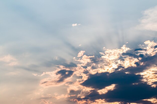 céu dramático colorido com nuvem ao pôr do sol