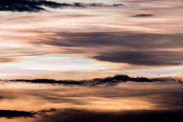 céu dramático colorido com nuvem ao pôr do sol