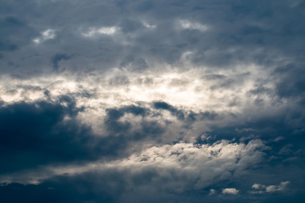 céu dramático colorido com nuvem ao pôr do sol