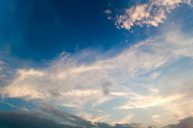 céu dramático colorido com nuvem ao pôr do sol