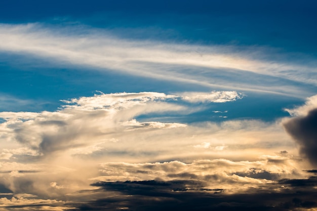 céu dramático colorido com nuvem ao pôr do sol