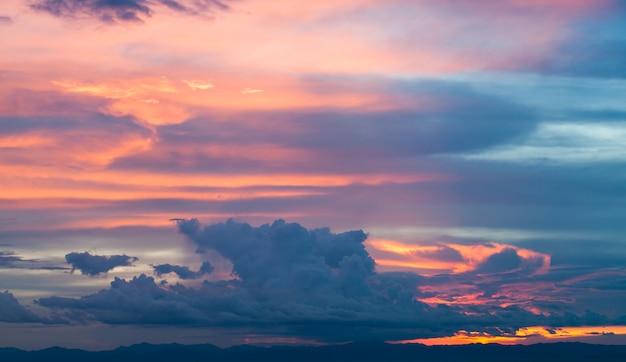 céu dramático colorido com nuvem ao pôr do sol