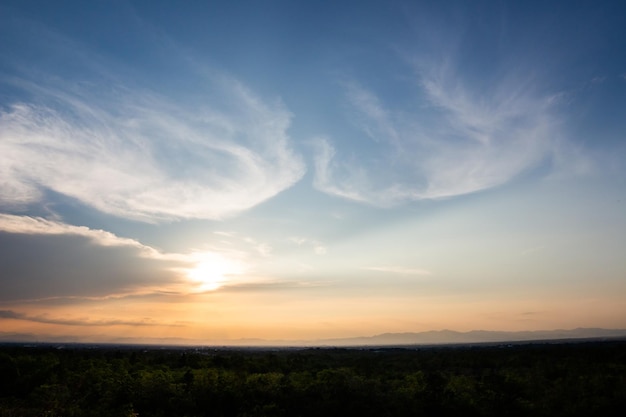 céu dramático colorido com nuvem ao pôr do sol