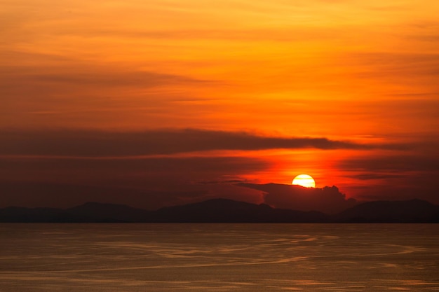 céu dramático colorido com nuvem ao pôr do sol